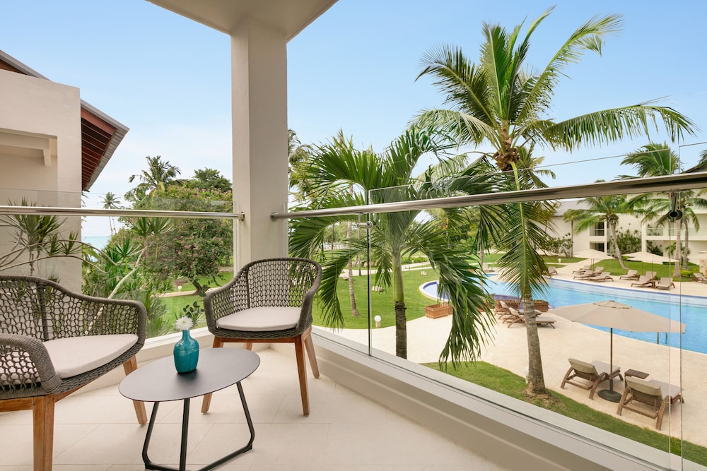 Club Room, 1 King Bed, Partial Ocean View (Preferred) - Photo 2