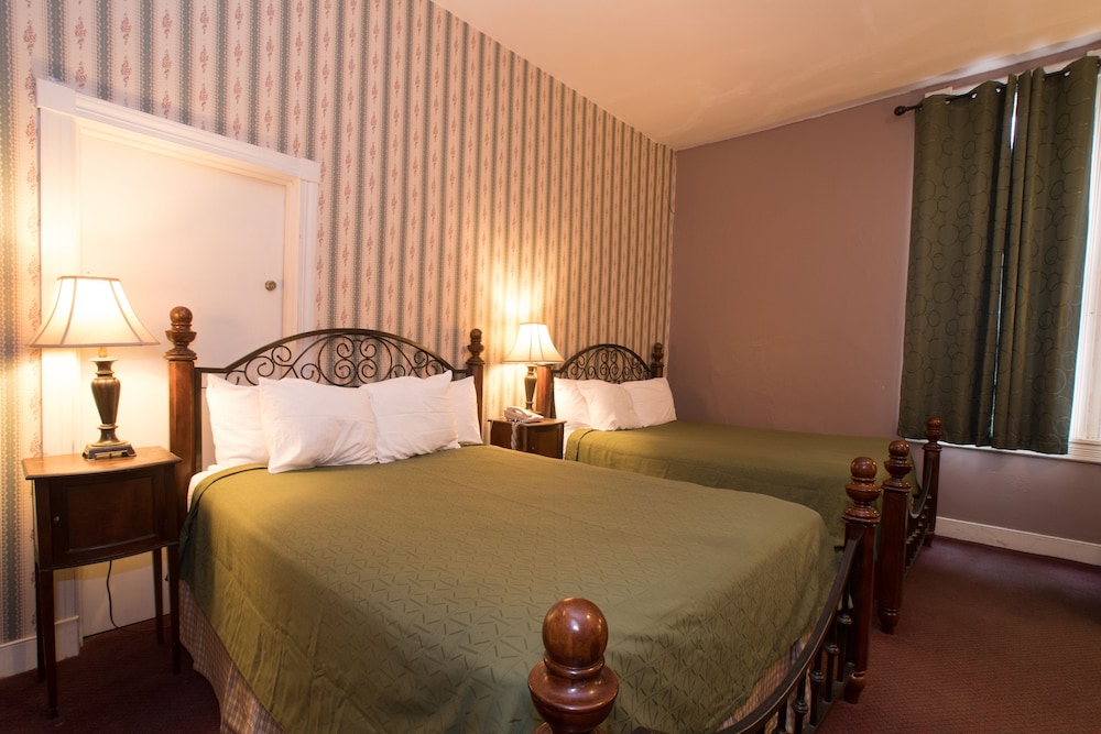 Standard Room, 2 Queen Beds photo 2