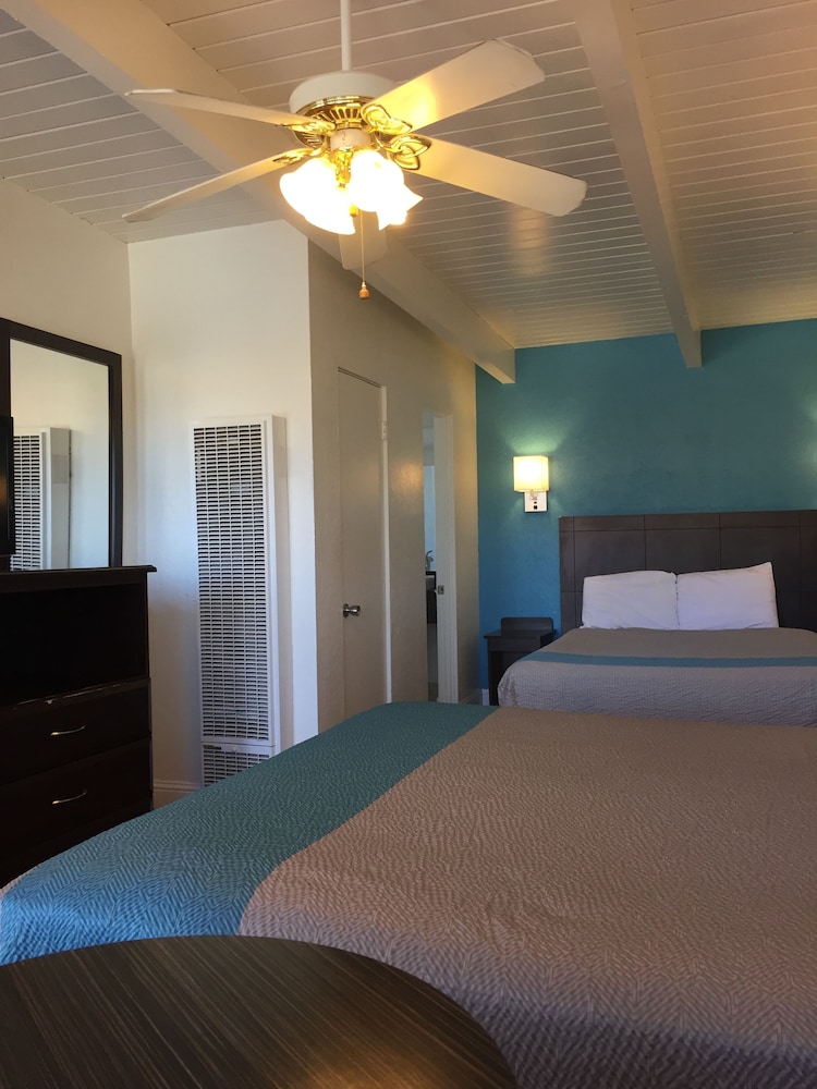 Deluxe Room, Multiple Beds, Non Smoking, Refrigerator & Microwave - Photo 2