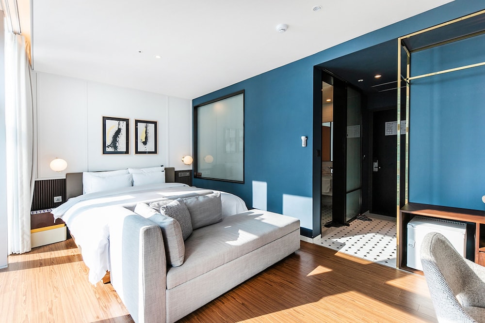 Junior Suite Room -Breakfast Included,Unlimted Starbucks Coffee Bean,OTT Available,15PM CI / 13PM CO photo 2