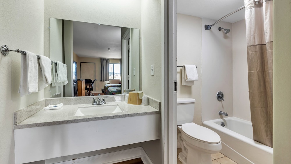 Room, 2 Double Beds, Smoking - Photo 5