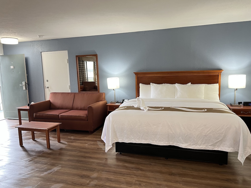 Suite, Non Smoking (1 King Bed, 2 Queen Beds) - Photo 6