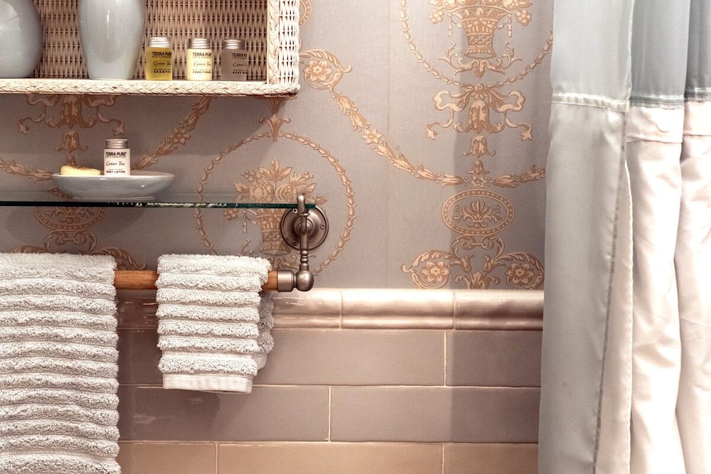 Romantic Suite, “Victorian Room” photo 3