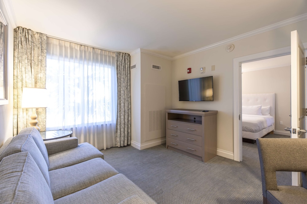 1 KING ONE BEDROOM SUITE RENOVATED WITH SLEEPER SOFA - Photo 6
