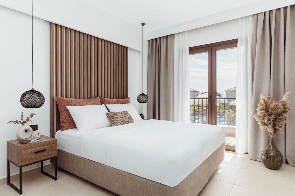 Superior Triple Room, Pool View photo 1