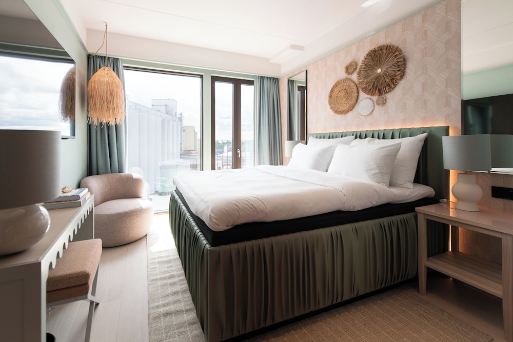 Room (Rivera Sunrise)
