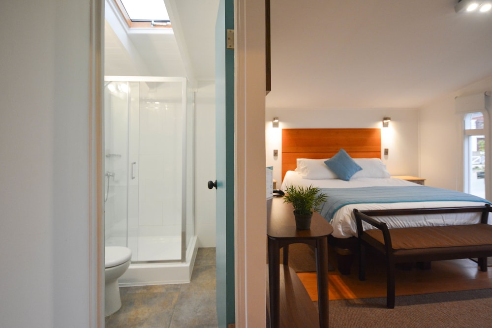 Superior Double Room, 1 Double Bed, Ensuite, Courtyard View photo 3