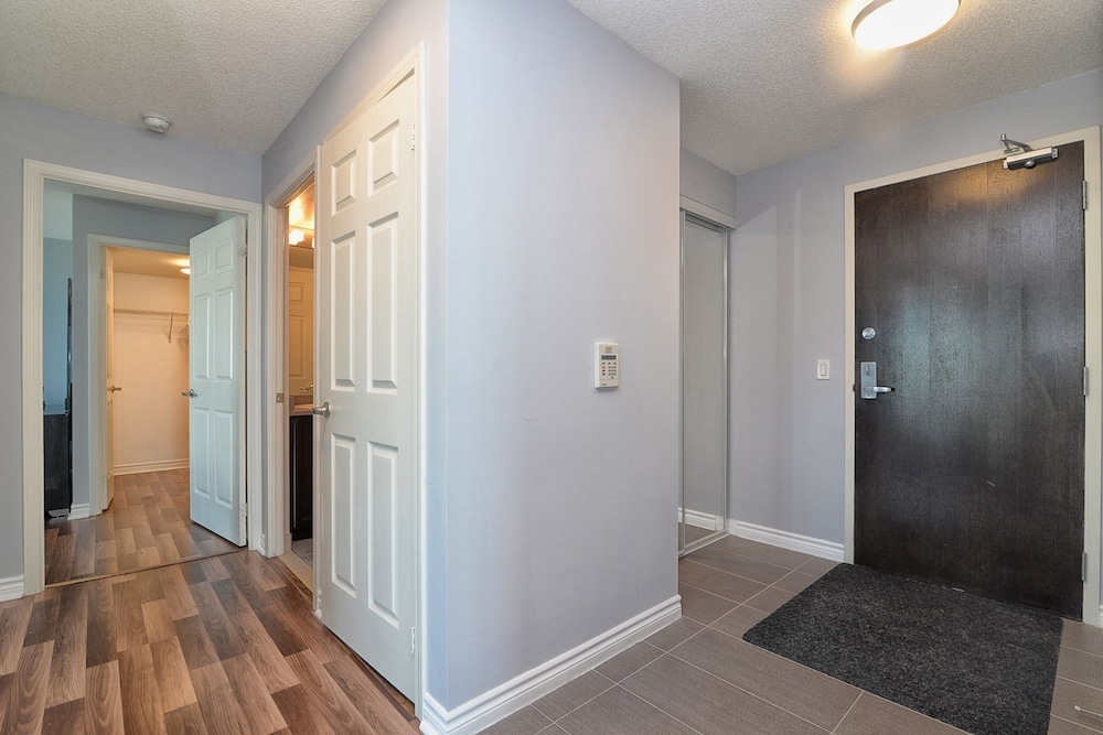 Penthouse, 3 Bedrooms, 2 Bathrooms (CN Tower view)