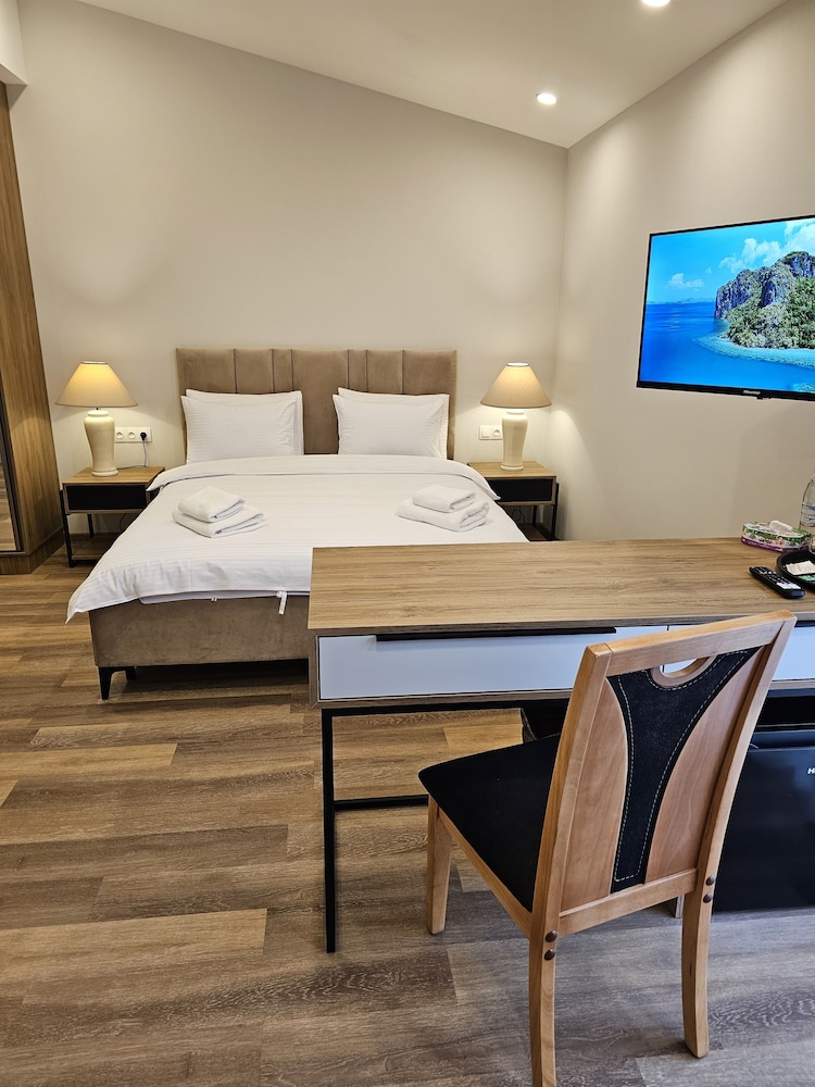 Comfort Suite, 1 Queen Bed with Sofa bed, Balcony, Courtyard View