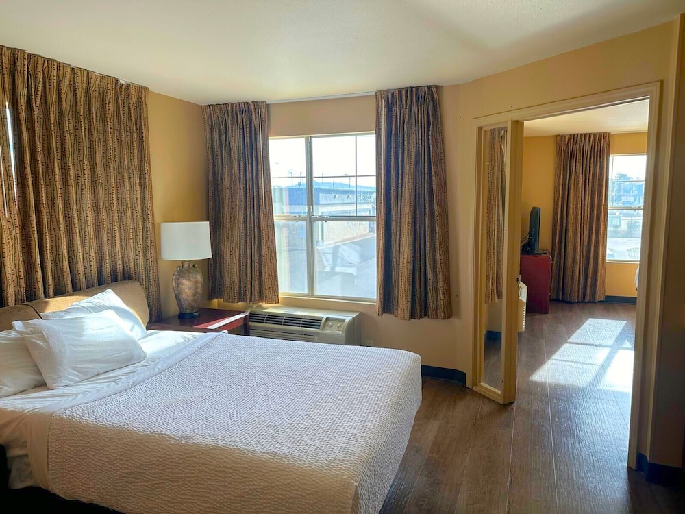 Suite, Multiple Beds, Non Smoking - Photo 2