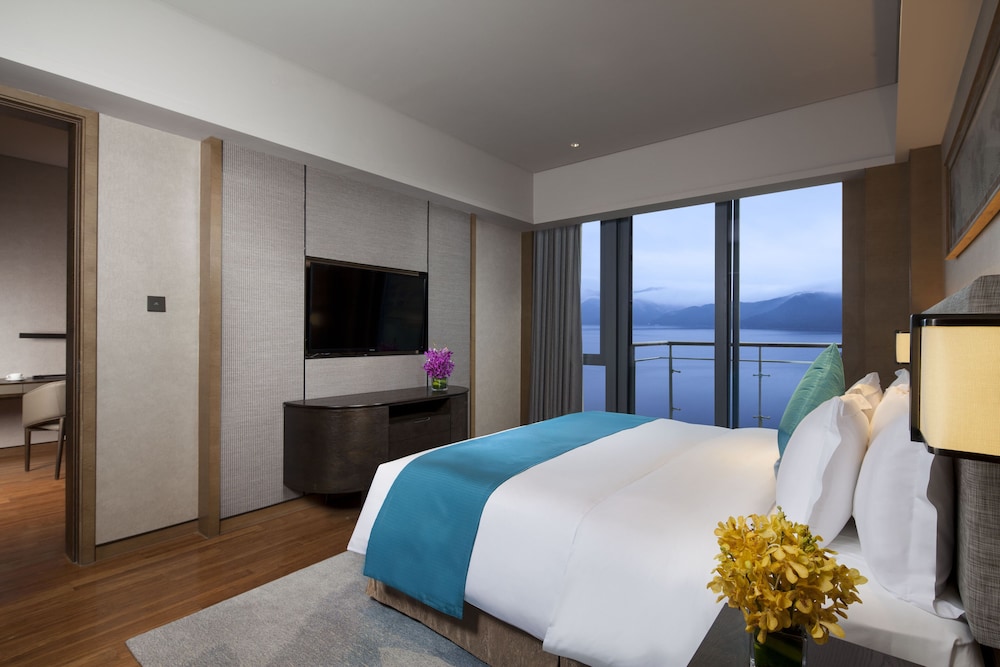 1 King 1 Bedroom Suite Living Area Lake View