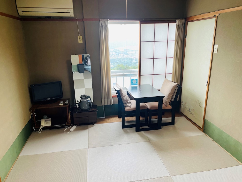 Japanese-Style Room with Shared Bathroom photo 2
