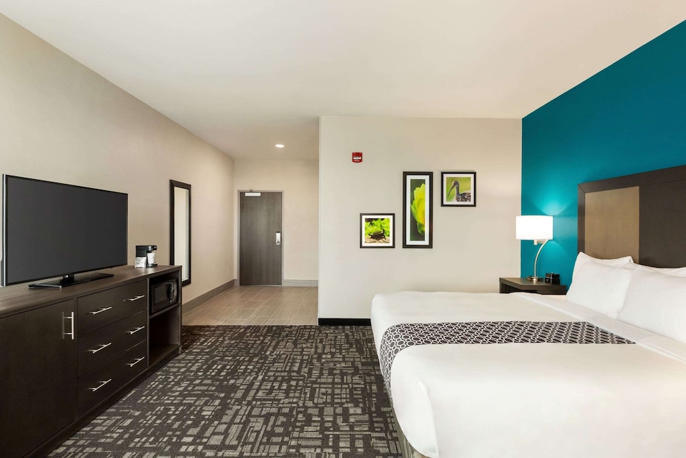 Deluxe Room, 1 King Bed, Non Smoking - Photo 3
