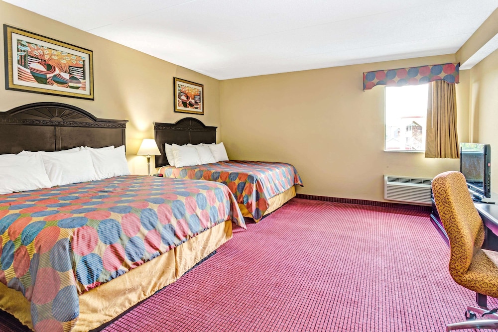 Suite, Non Smoking (2 King Beds) - Photo 1