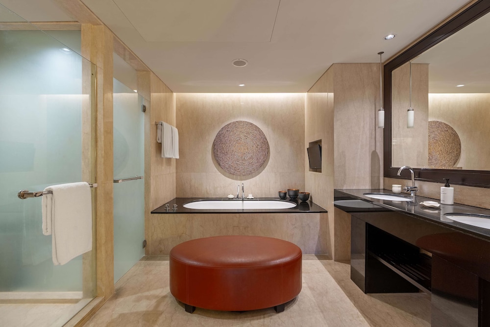 Conrad Suite, 2 Twin Beds - Photo 8