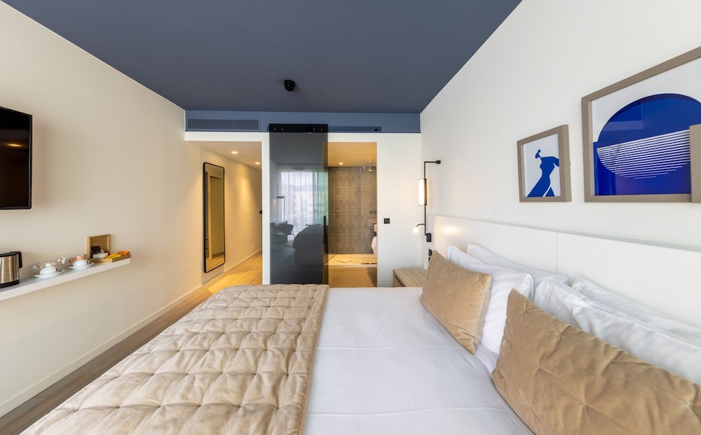 Standard Room, 1 King Bed, Balcony - Photo 1