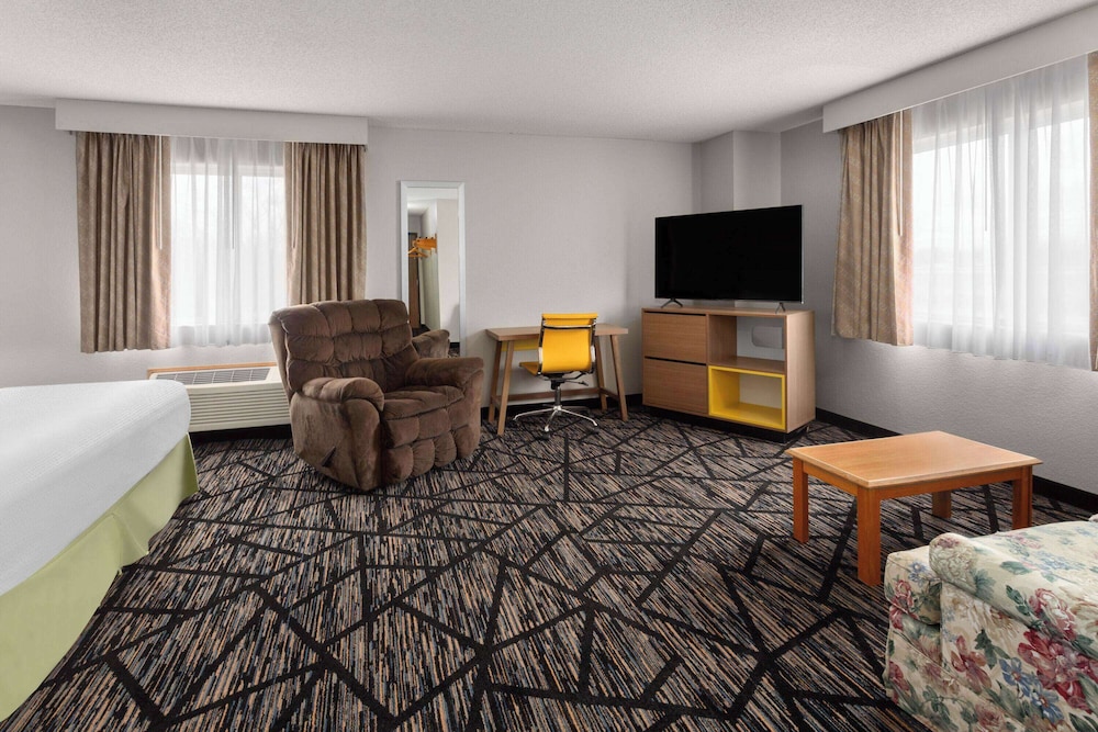 Suite, 1 King Bed, Refrigerator & Microwave - Photo 3