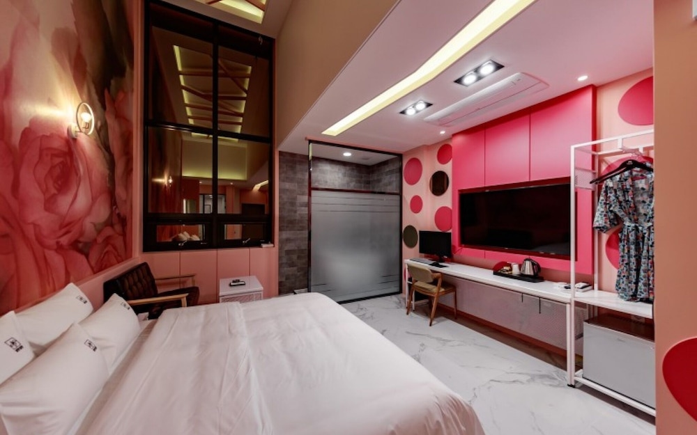 Room (BATH 210) photo 2