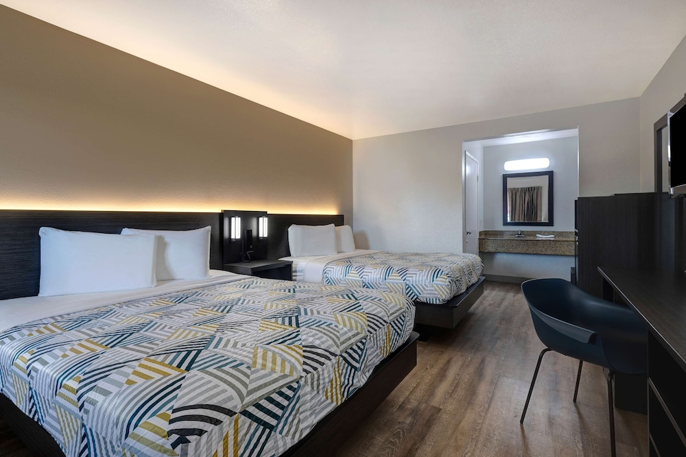 Deluxe Room, 2 Queen Beds, Non Smoking, Refrigerator & Microwave photo 1