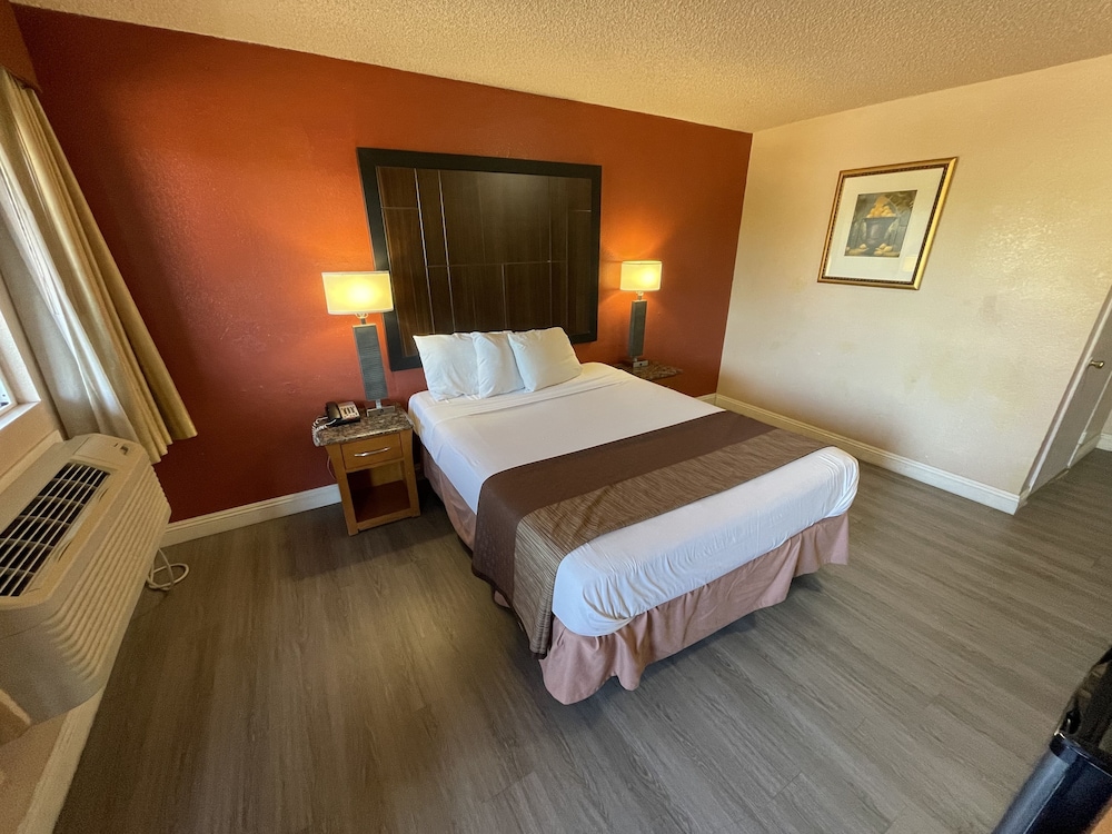 Economy Single Room, 1 Queen Bed