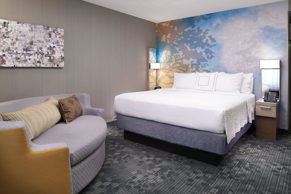 Room, 1 King Bed with Sofa bed, Balcony photo 1