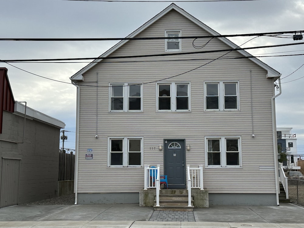 Newly Renovated 4 Bedroom Apartment - Photo 15