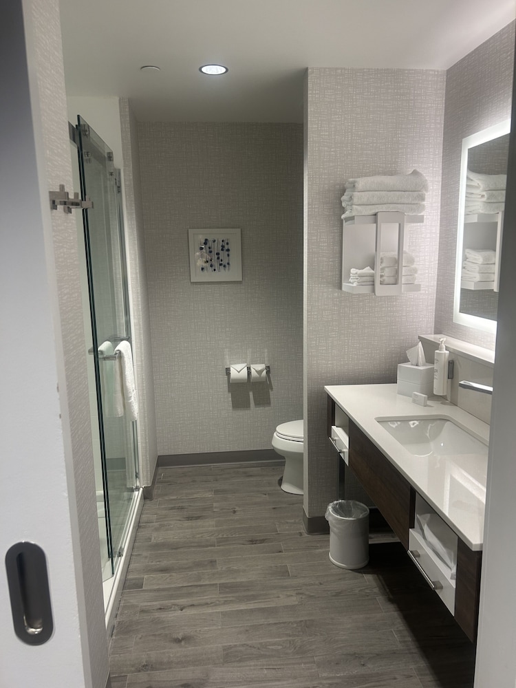 Room, 1 King Bed, Refrigerator & Microwave - Photo 10