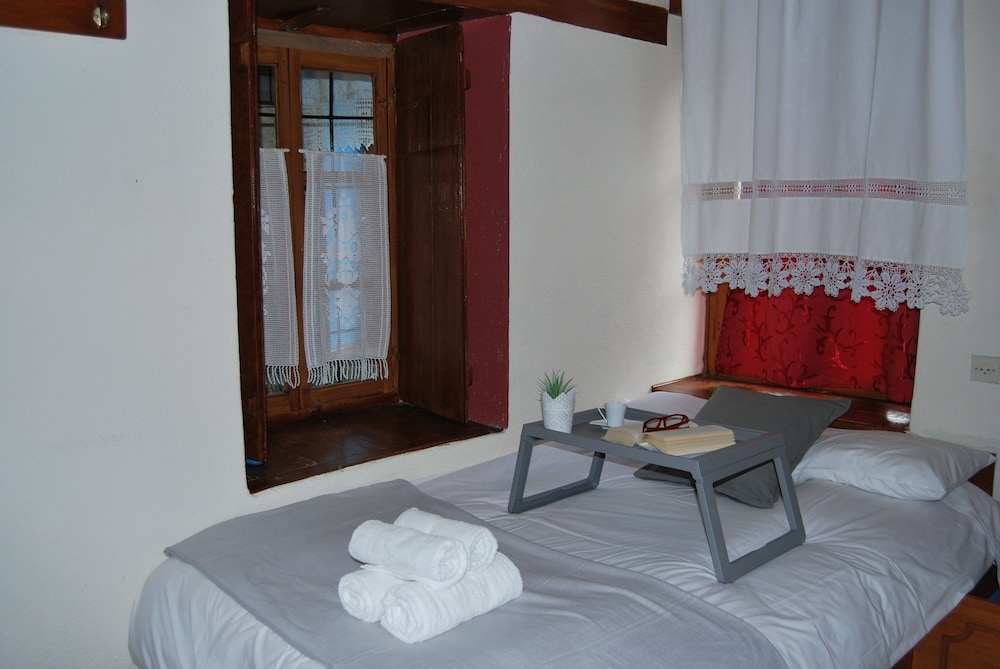 Traditional Quadruple Room, 2 Double Beds, Non Smoking photo 2