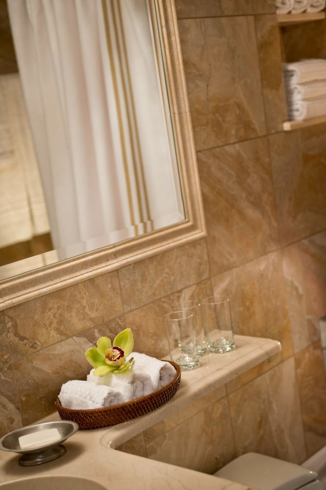 Luxury One Bedroom Suite with 2 Full Bathrooms