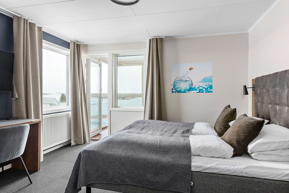 Standard Room, 1 Queen Bed, Non Smoking, Sea View - Photo 2
