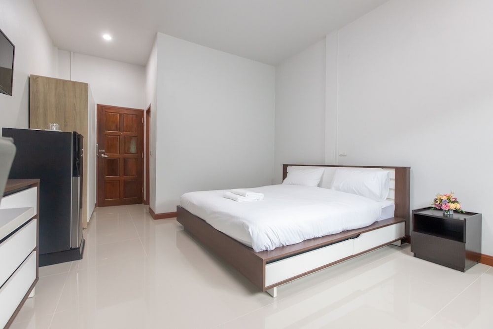 Single Room, 1 King Bed (Basic Room) photo 1