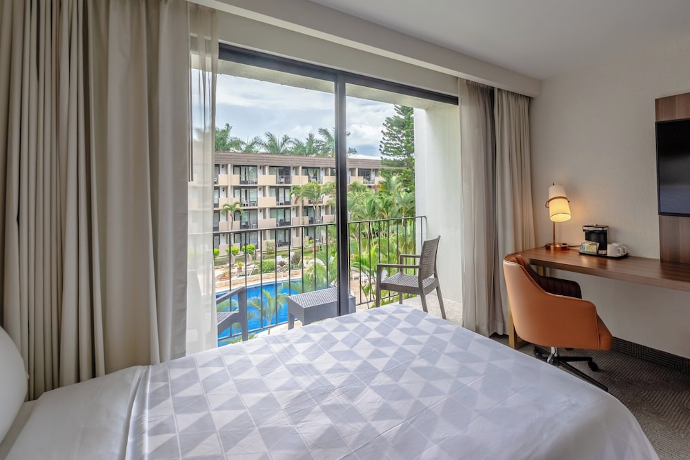Standard Room, 1 King Bed, Balcony, Pool View