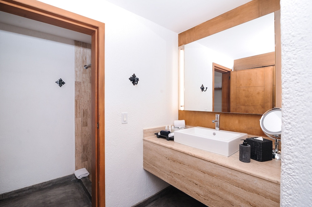Superior Room, 1 Queen Bed - Photo 7