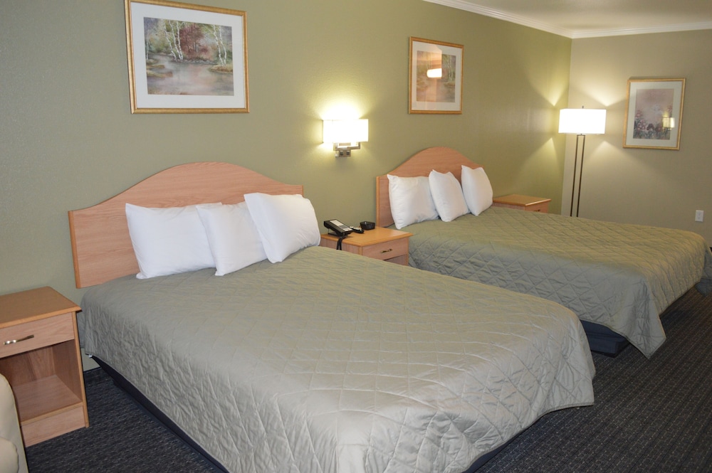 Standard Room, 2 Queen Beds, Pool View photo 1
