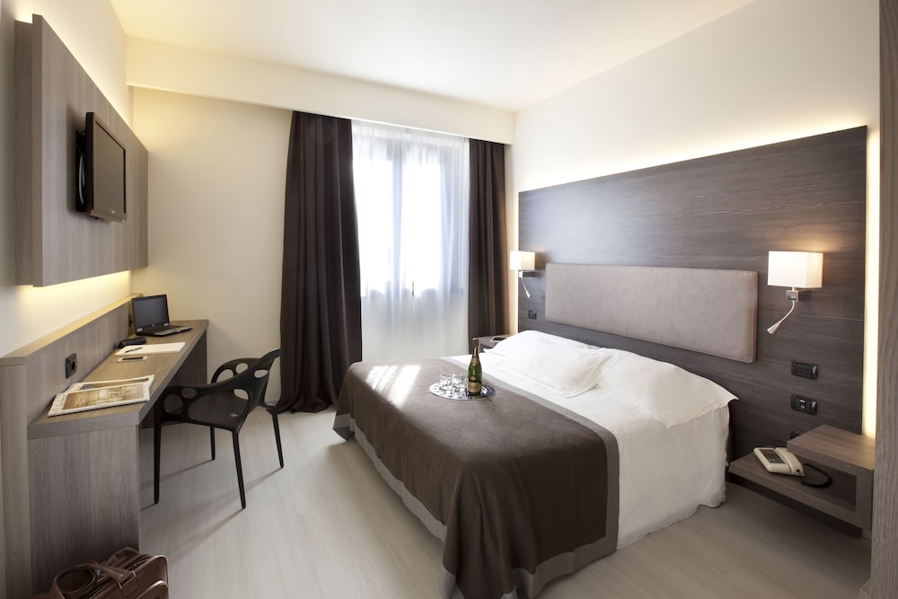 Superior Room, 1 Queen Bed, Balcony, Partial Lake View - Photo 4