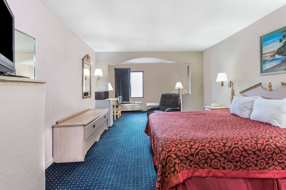 Studio Suite, 1 King Bed, Non Smoking - Photo 2