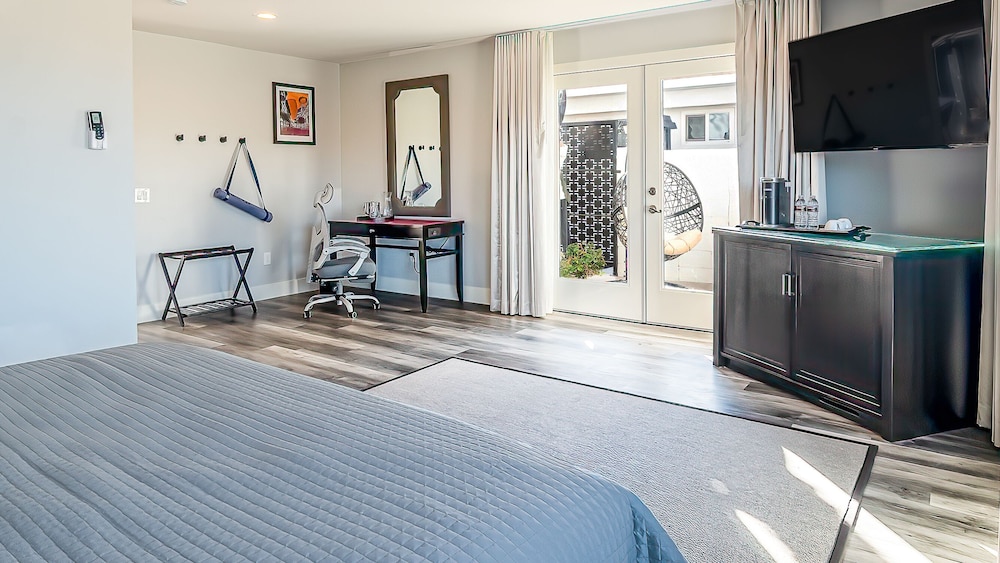 Room, 1 King Bed, Patio - Photo 1