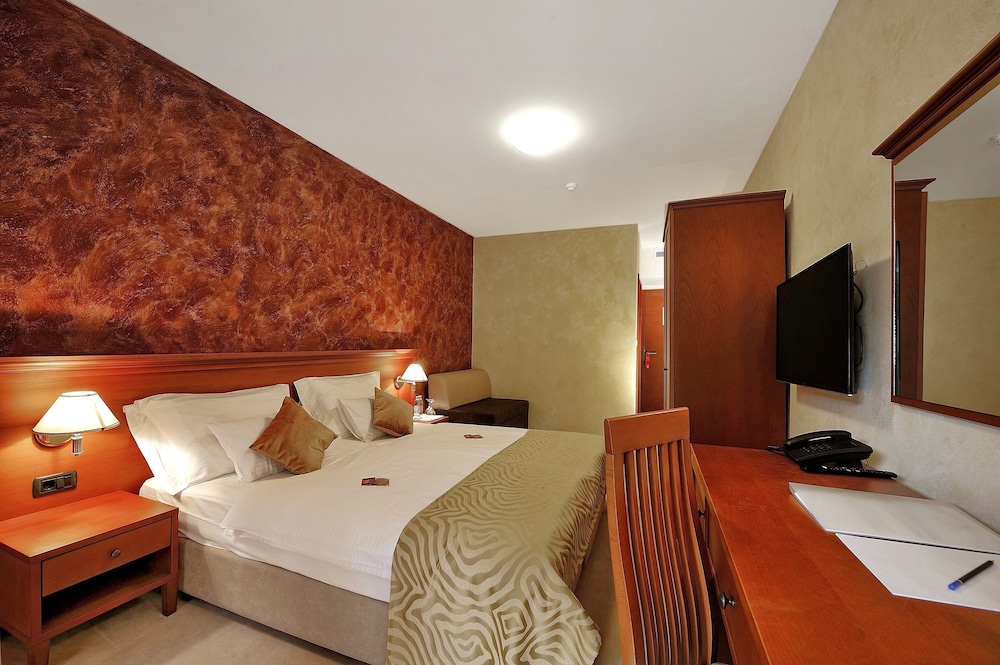 Standard Double Or Twin Room, 1 Queen Bed, Partial Ocean View