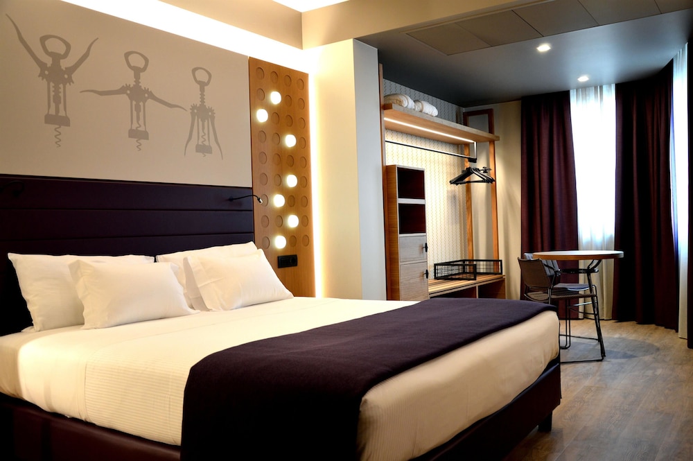 Design Suite, 1 King Bed with Sofa bed - Photo 1