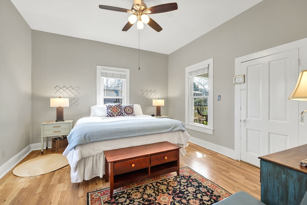 House, Multiple Beds, Patio (802 East Austin St.)