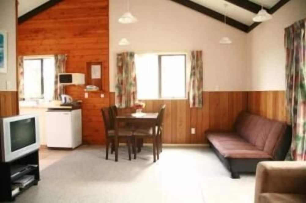 Standard Suite, 2 Bedrooms, Non Smoking, Kitchen (Cottage) photo 2