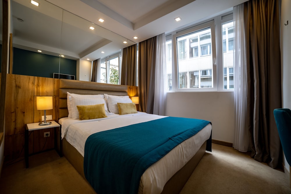 Mark queen room photo 1