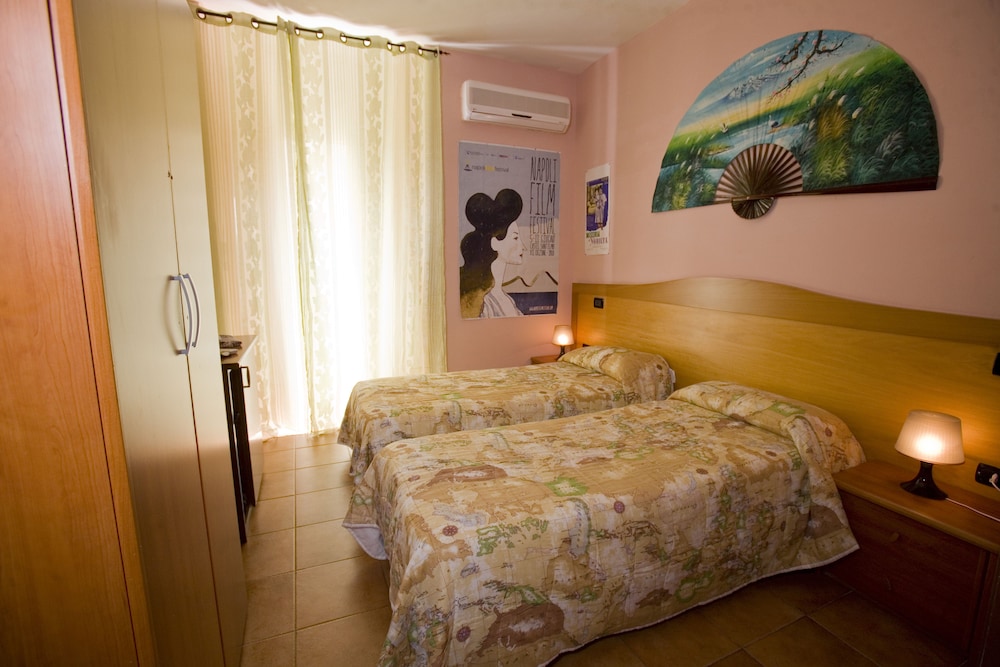 Standard Room, 2 Twin Beds photo 1