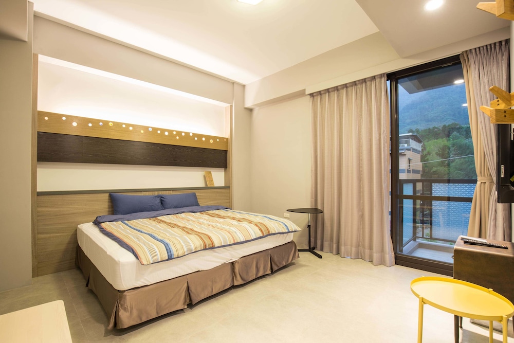 Double Room, Non Smoking (301) photo 1