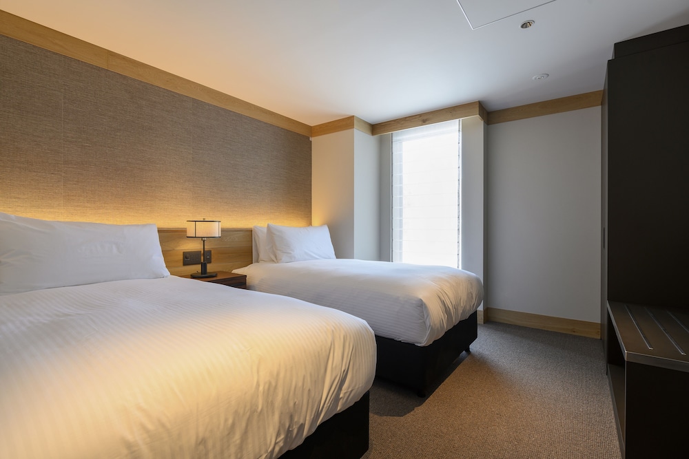 Suite, 3 Bedrooms - Photo 4