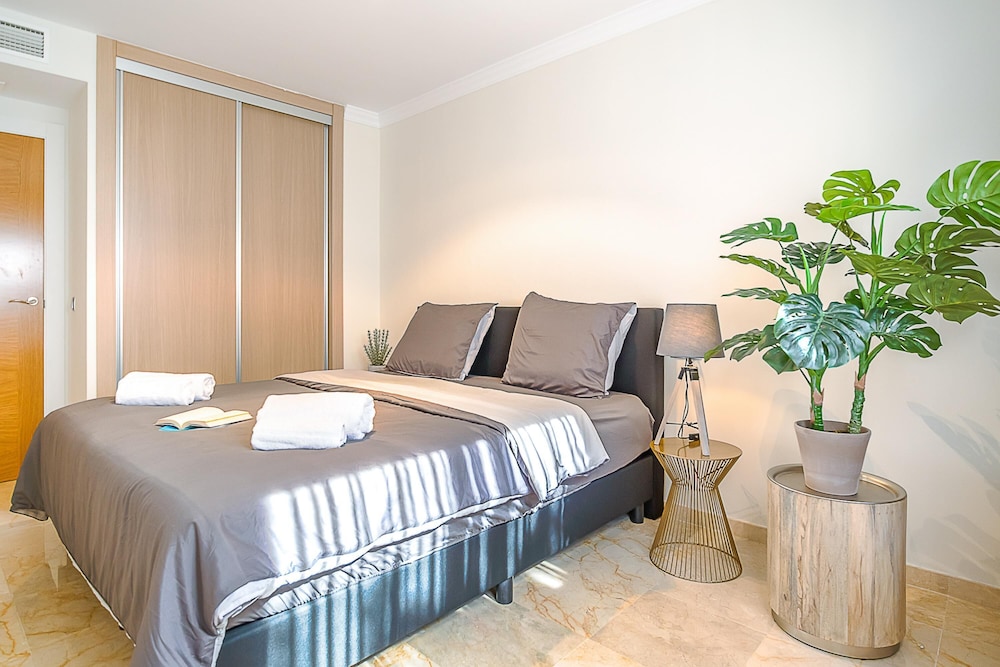 Apartamento Familiar, 2 Habitaciones, 2 Baños, Lado de Montaña (Apt Mairena Vista al Mar y Piscina)