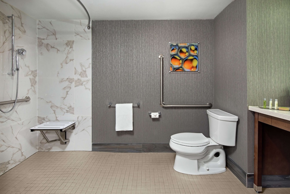 Room, 1 King Bed, Accessible, Bathtub thumbnail 5