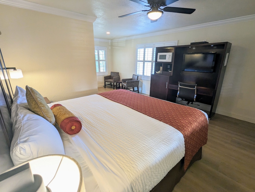 Standard Room, 1 King Bed, Non Smoking - Photo 3