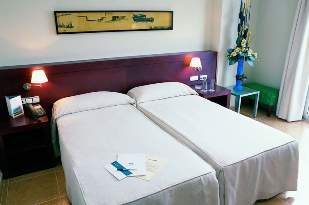 Standard Double Room Single Use - Photo 3