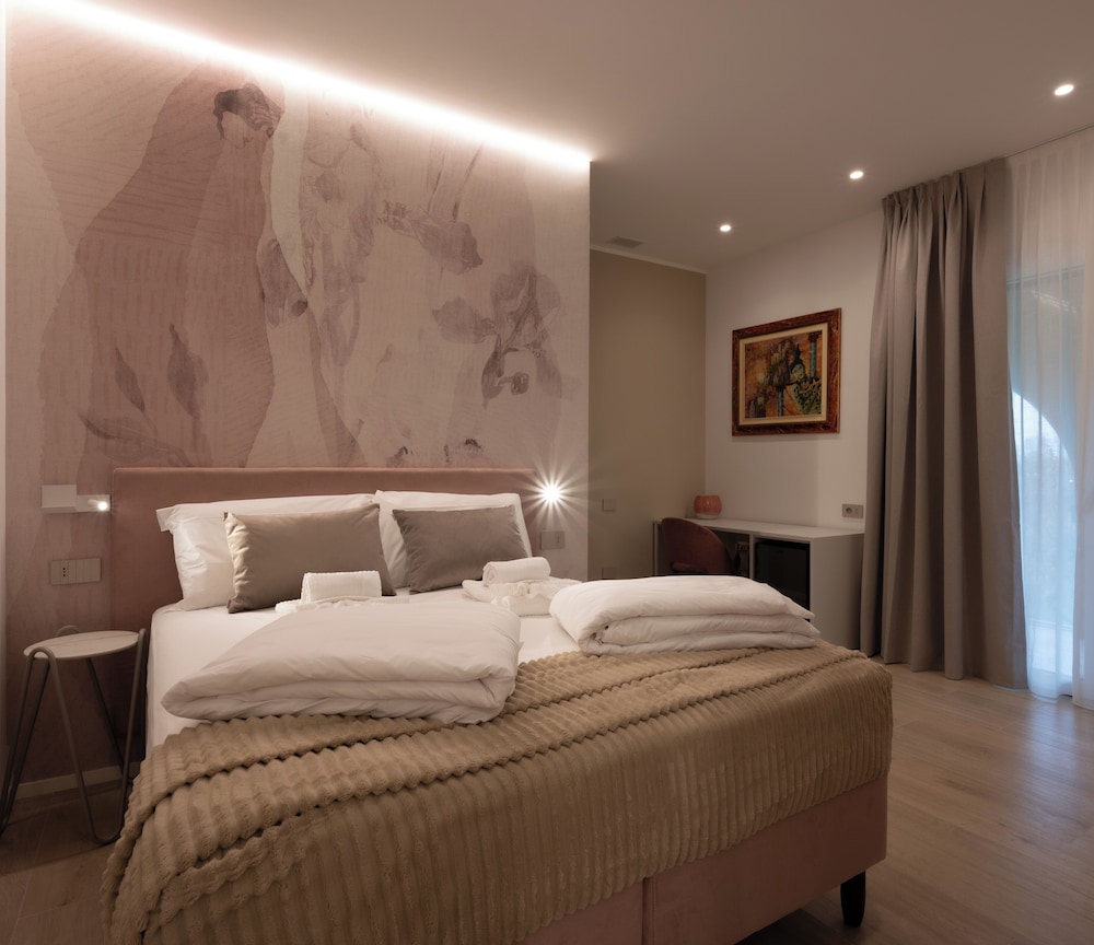 Deluxe Double or Twin Room, Balcony, Garden View photo 2